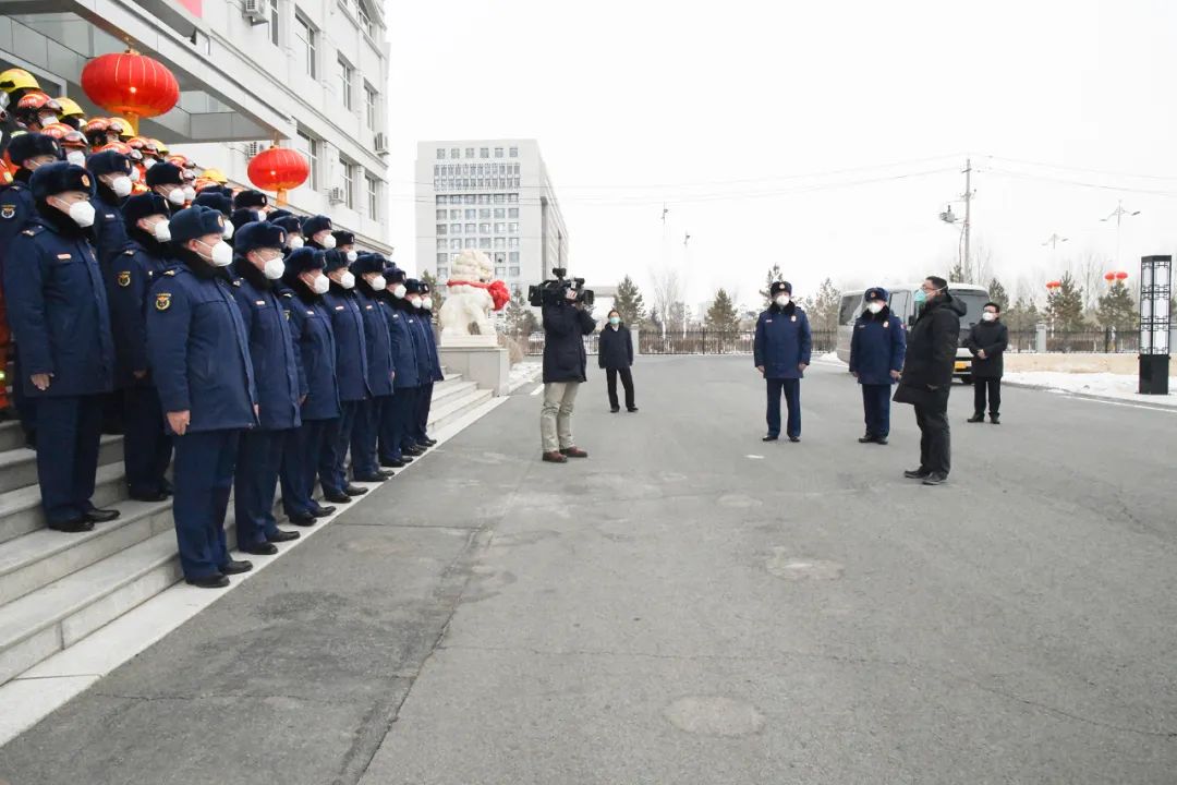 罗青在锡林浩特市开展节前走访慰问活动 调研督导安全生产、市场供应等重点工作